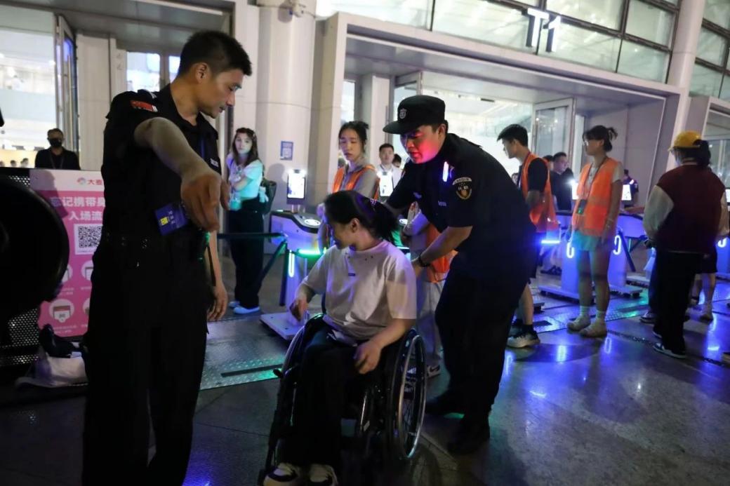 C:/Users/Administrator/Desktop/“安保鐵軍、硬核保障”2024系列報(bào)道四十二——南京市保安服務(wù)有限公司成功護(hù)航張碧晨「今兒個(gè)開心」十周年巡回演唱會(huì)南京站安保任務(wù)/5.jpg5