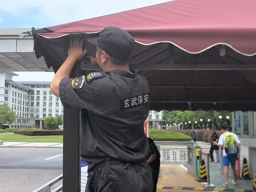 C:/Users/Administrator/Desktop/臺風“貝碧嘉”來襲，南京保安積極應對，“守”護萬家團圓！/6.jpg6