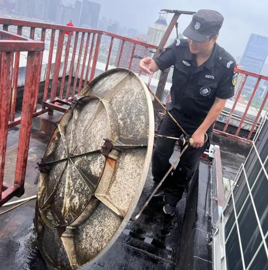 C:/Users/BA/Desktop/風(fēng)雨過后南京保安迅速行動，恢復(fù)安“寧”面貌/11.jpg11