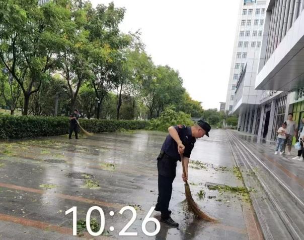 C:/Users/BA/Desktop/風(fēng)雨過后南京保安迅速行動，恢復(fù)安“寧”面貌/5.jpg5