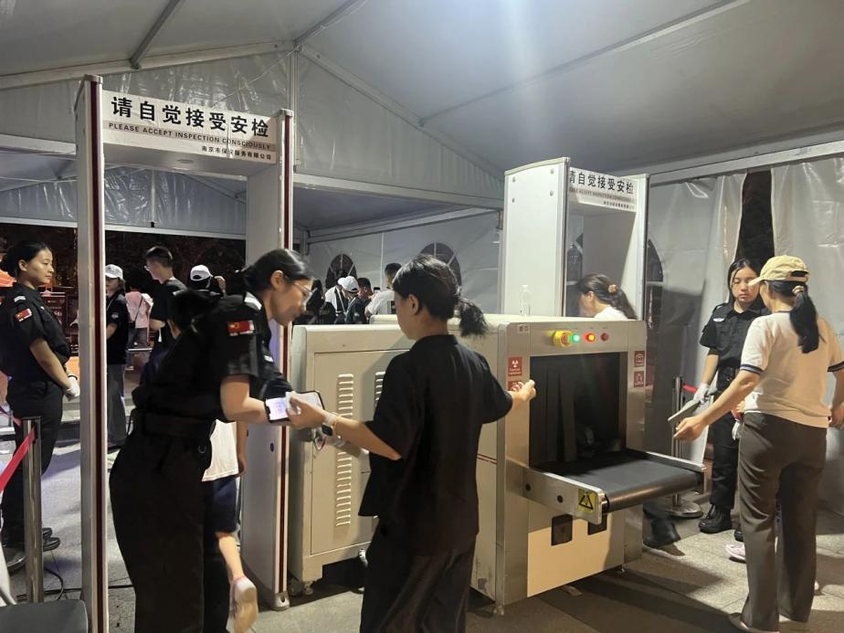 C:/Users/Administrator/Desktop/臺風“貝碧嘉”來襲，南京保安積極應對，“守”護萬家團圓！/9.jpg9
