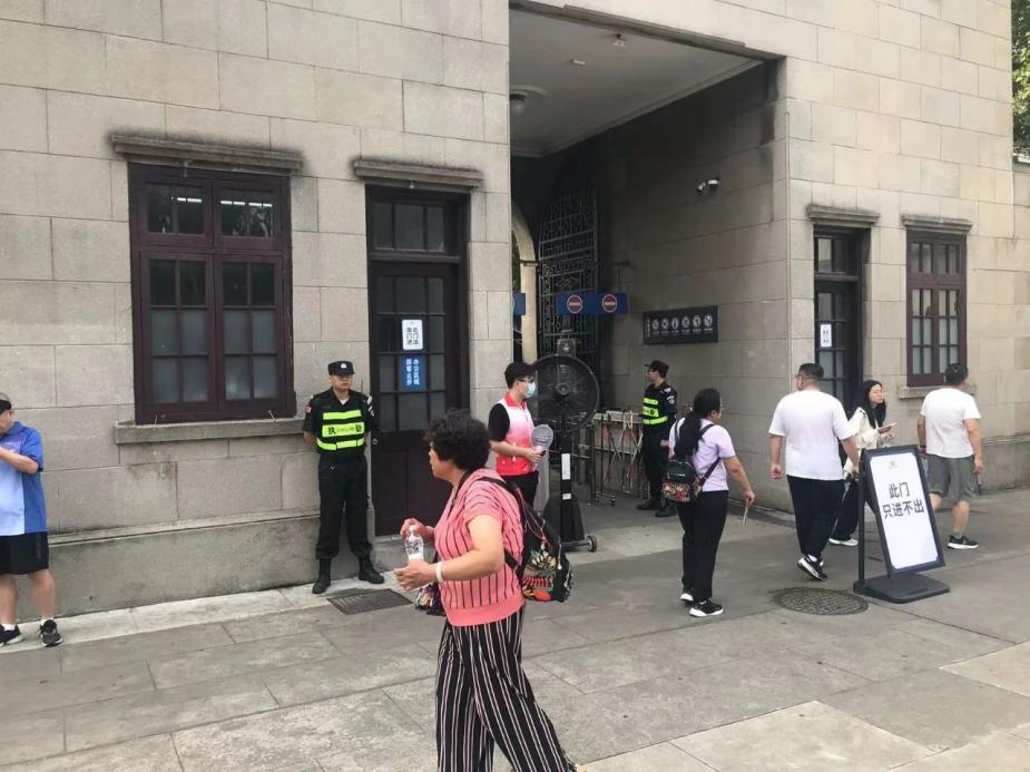 C:/Users/Administrator/Desktop/臺風“貝碧嘉”來襲，南京保安積極應對，“守”護萬家團圓！/8.jpg8
